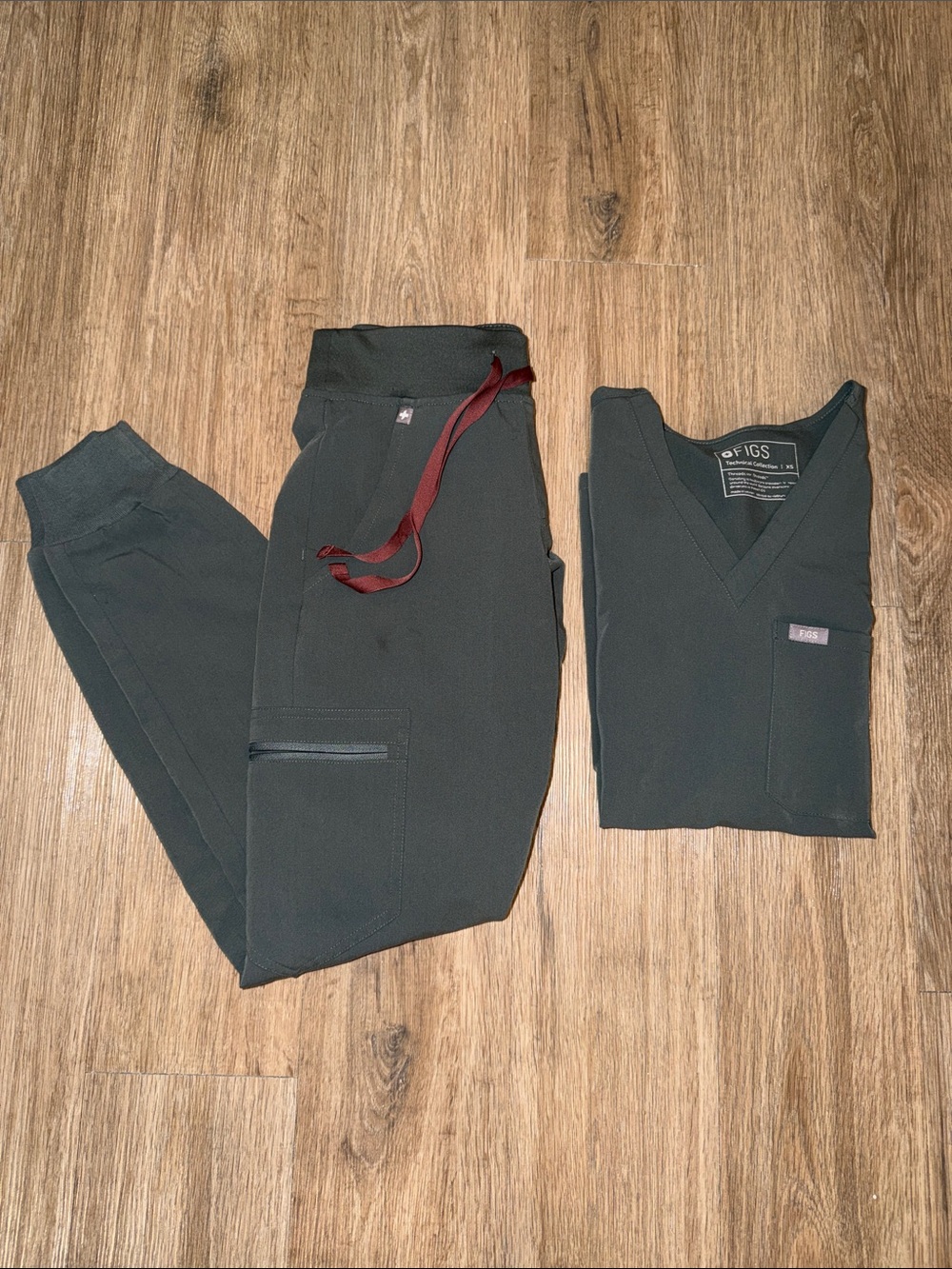 Figs Moss / Dark Green V-Neck Scrub Top & Jogger Pants